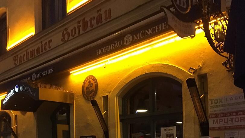 "Ausverkauf total" steht auf einer Plane vorm Bachmaier Hofbräu.