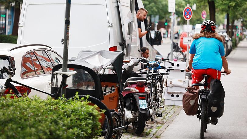 Eng ist es an der Augustenstraße: Radler sollen jetzt von den Fußgängern getrennt werden.