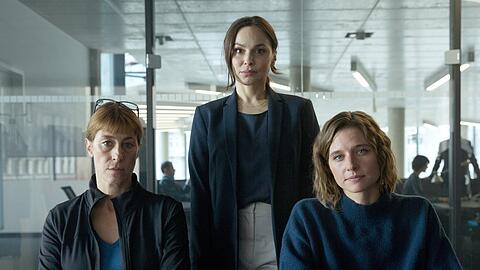 "Helix": Teamleiterin Hoettger (Helene Grass, l.), Staatssekretärin Dr. Karlström (Mina Tander, M.) und Personenschützerin Helen Schilling (Svenja Jung, r.) sind enttäuscht über den Stand der Ermittlungen.
