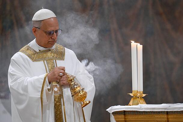 Am Morgen nach seiner Wahl zelebrierte der neue Papst eine Messe in der Sixtinischen Kapelle. Am Morgen nach seiner Wahl zelebrierte der neue Papst eine Messe in der Sixtinischen Kapelle.
