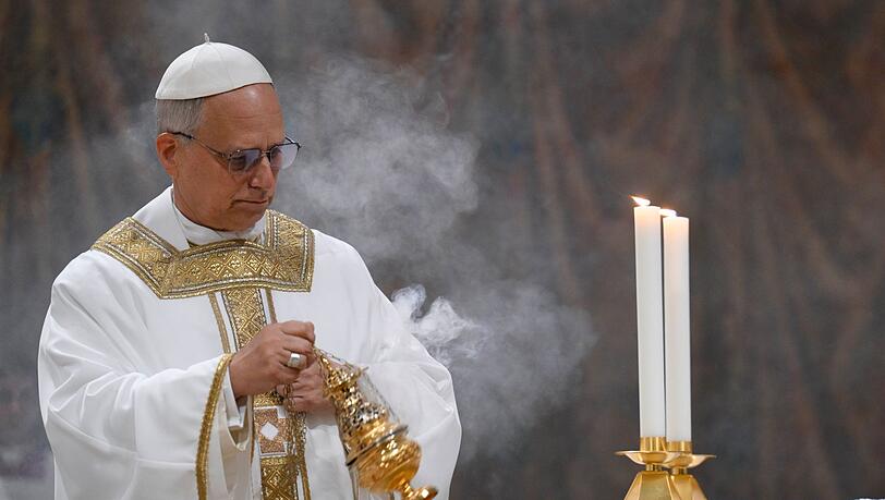 Am Morgen nach seiner Wahl zelebrierte der neue Papst eine Messe in der Sixtinischen Kapelle. Am Morgen nach seiner Wahl zelebrierte der neue Papst eine Messe in der Sixtinischen Kapelle.