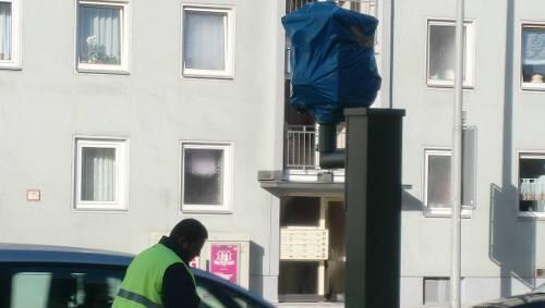 Letzte Messungen: ein KVR-Mitarbeiter am Blitzer. Letzte Messungen: ein KVR-Mitarbeiter am Blitzer.
