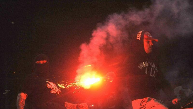 Serbische Hooligans zündeten bengalische Feuer und warfen sie auf den Rasen. Serbische Hooligans zündeten bengalische Feuer und warfen sie auf den Rasen.