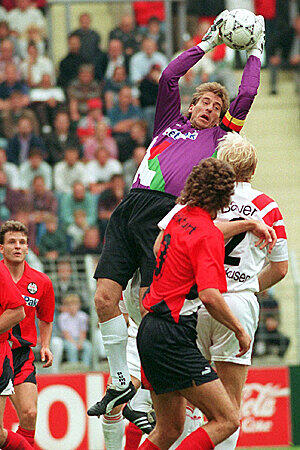 Auf Rang sieben findet sich ebenfalls ein ehemaliger Nationalkeeper: Uli Stein (hier für Eintracht Frankfurt im Einsatz) behielt in der Spielzeit 1985/1986 im Kasten des Hamburger SV 603 Minuten eine weiße Weste.