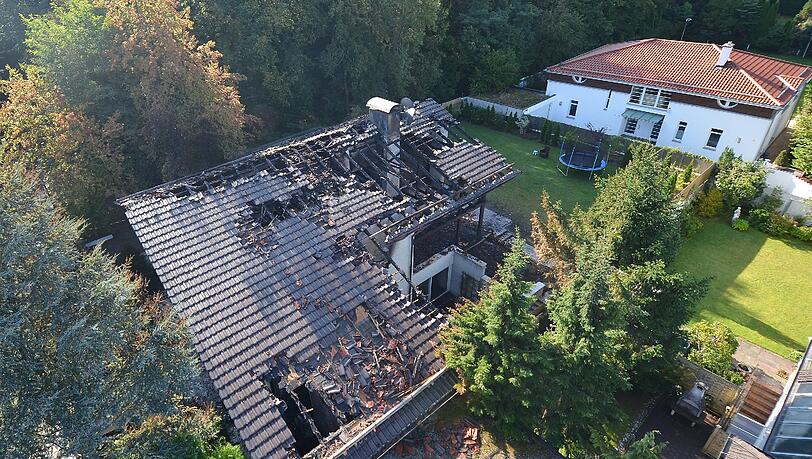 Löchrig wie Schweizer Käse: Kurz nach dem Brand wird die Grünwalder Villa abgerissen. Sachschaden: rund eine Million Euro. Löchrig wie Schweizer Käse: Kurz nach dem Brand wird die Grünwalder Villa abgerissen. Sachschaden: rund eine Million Euro.