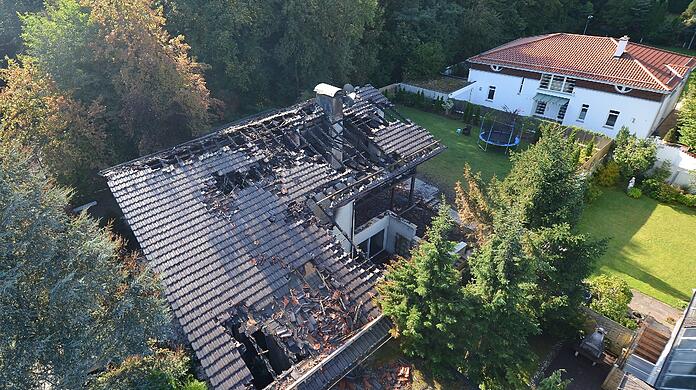 Löchrig wie Schweizer Käse: Kurz nach dem Brand wird die Grünwalder Villa abgerissen. Sachschaden: rund eine Million Euro.
