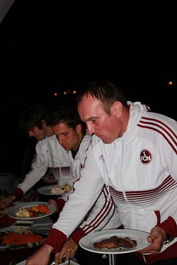 Das FCN-Team um Torwarttrainer Adam Matysek (vorne) am Salatbuffet.