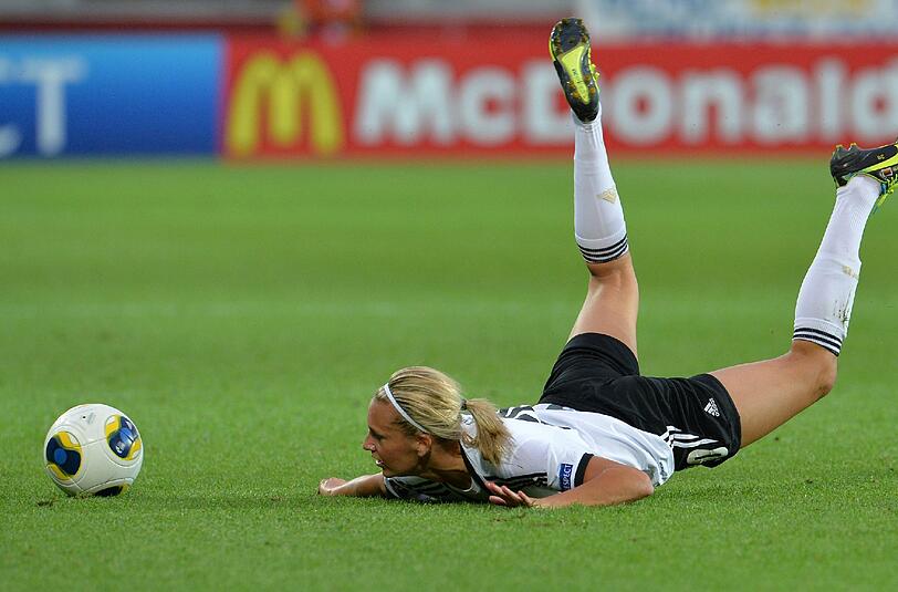 Lena Goeßling muss das letzte Spiel der DFB-Damen in der Gruppenphase aus dem Teamhotel am Bildschirm verfolgen.
