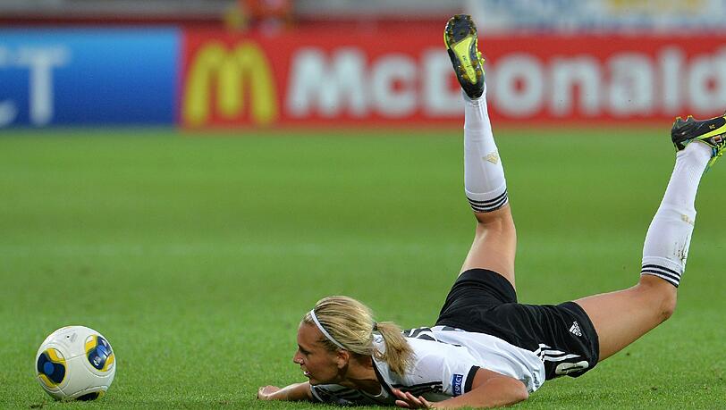 Lena Goeßling muss das letzte Spiel der DFB-Damen in der Gruppenphase aus dem Teamhotel am Bildschirm verfolgen. Lena Goeßling muss das letzte Spiel der DFB-Damen in der Gruppenphase aus dem Teamhotel am Bildschirm verfolgen.