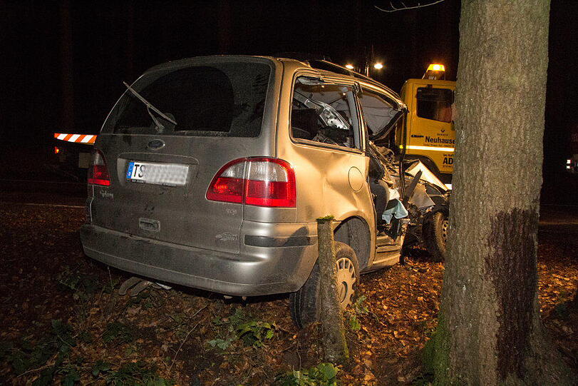 Eine Fahranfängerin verunglückte am Mittwochabend mit einer Beifahrerin im Waldstück bei Pallin, weil das Heck ausbrach. Beide wurden schwer verletzt. Das Auto wurde komplett beschädigt.