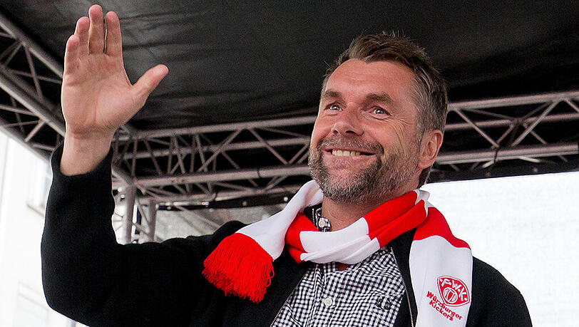 Noch in Feierlaune: Kickers-Coach Bernd Hollerbach kann vier neue Spieler in seinem Kader begrüßen, zehn Akteure ließ er ziehen. Noch in Feierlaune: Kickers-Coach Bernd Hollerbach kann vier neue Spieler in seinem Kader begrüßen, zehn Akteure ließ er ziehen.