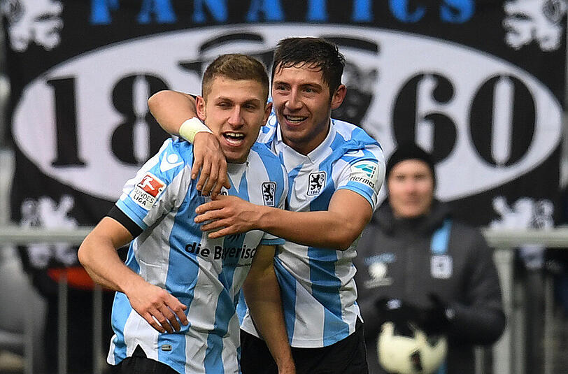 Zwei jubelnde Löwen nach dem 1:0-SIeg gegen Dresden: Offensivspieler Levent Aycicek (l.), Schütze des goldenen Treffers, und Linksverteidiger Maxi Wittek.