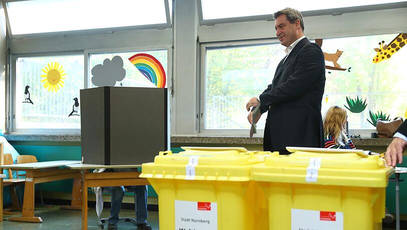 Am Sonntagmorgen im Wahllokal: Ministerpräsident Markus Söder (CSU).