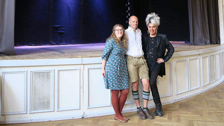 Intelligenter Spaß in der "Waldbühne West": Kabarettistin Franziska Wanninger, Wirt Thomas Winkler und Travestiekünstler Gene Pascal (von links). Intelligenter Spaß in der "Waldbühne West": Kabarettistin Franziska Wanninger, Wirt Thomas Winkler und Travestiekünstler Gene Pascal (von links).