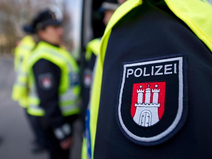 Sieben oder acht Polizisten haben in Hamburg bei einem Einsatz einen 15-Jährigen niedergerungen (Symbol).