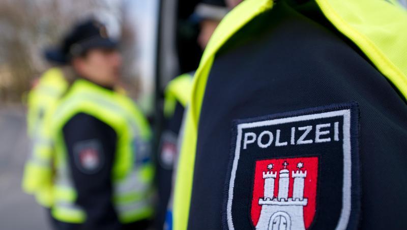 Sieben oder acht Polizisten haben in Hamburg bei einem Einsatz einen 15-Jährigen niedergerungen (Symbol). Sieben oder acht Polizisten haben in Hamburg bei einem Einsatz einen 15-Jährigen niedergerungen (Symbol).