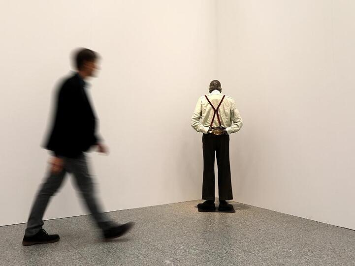 Ein Mann geht an der Installation "Martin, ab in die Ecke und schäm Dich" von Martin Kippenberger vorbei.