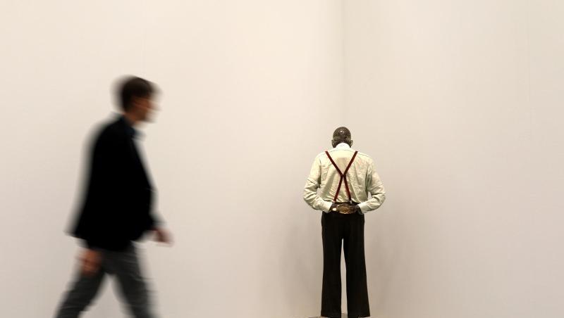 Ein Mann geht an der Installation "Martin, ab in die Ecke und schäm Dich" von Martin Kippenberger vorbei.