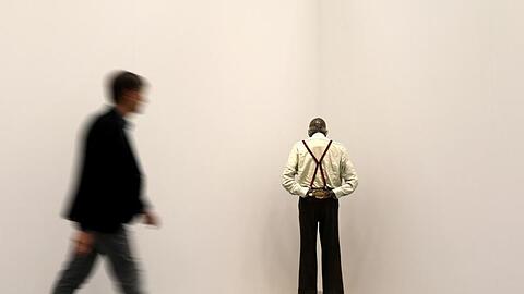 Ein Mann geht an der Installation "Martin, ab in die Ecke und schäm Dich" von Martin Kippenberger vorbei.