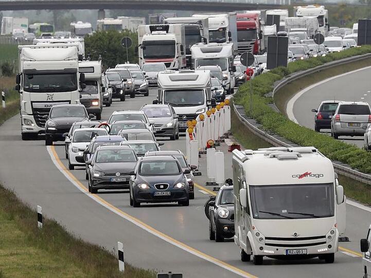 Stau auf der Ostseeautobahn - erste Touristen reisen wieder nach Mecklenburg-Vorpommern.