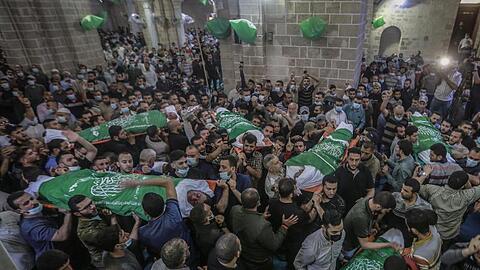 In Gaza-Stadt werden mehrere Hamas-Kämpfer zu Grabe getragen. Im Gazastreifen starben bei dem Konflikt nach Angaben des dortigen Gesundheitsministeriums Dutzende Menschen.