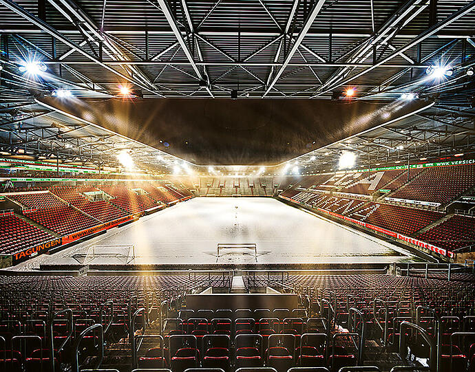 Die WWK Arena in Augsburg im Schneegestöber.