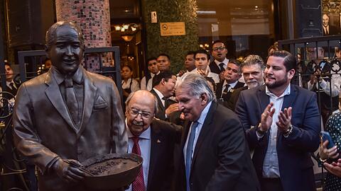 Cardini (im Bild: seine Statue) verlegte seine Gesch&auml;fte aus Kalifornien nach Mexiko - wegen des Alkoholverbots in den USA.