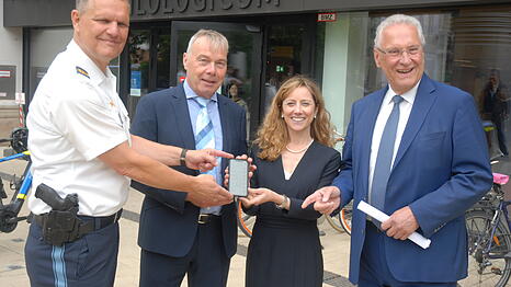 v.l.: Der Münchner Polizeipräsident Thomas Hampel, der Leiter des Instituts für Deutsch als Fremdsprache Jörg Roche, die LMU-Vizepräsidentin Francesca Biagini und der Bayerische Innenminister Joachim Herrmann stellen die neue Polizei-App FLAP vor.