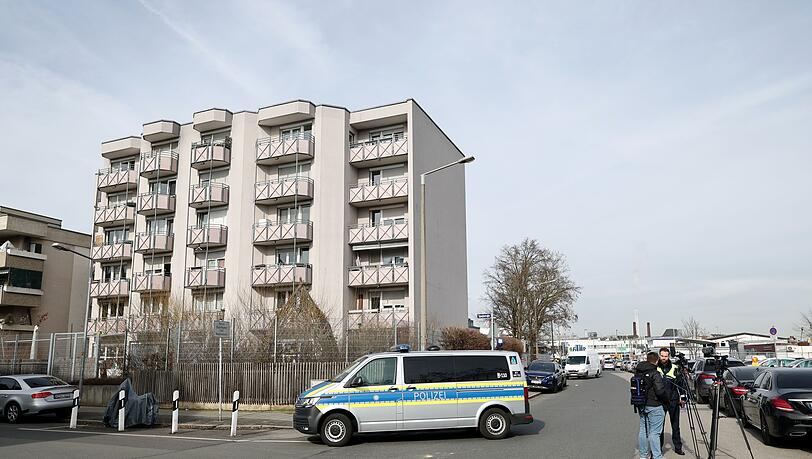 In einem Mehrfamilienhaus in N&uuml;rnberg hat ein Polizist im vergangenen M&auml;rz auf einen 38-J&auml;hrigen geschossen und ihn t&ouml;dlich verletzt. (Archivbild)