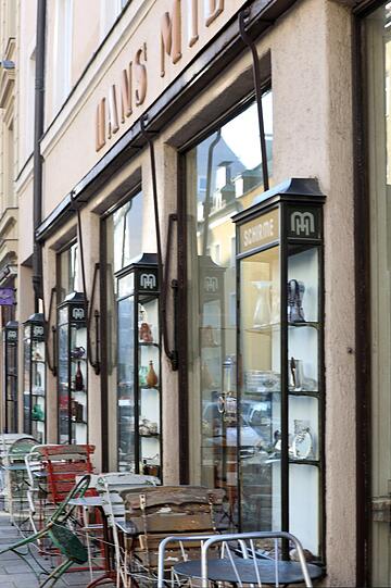 Ecke Parkstraße: Das Ladencafé Marais mit Trödel-Atmosphäre. Ecke Parkstraße: Das Ladencafé Marais mit Trödel-Atmosphäre.