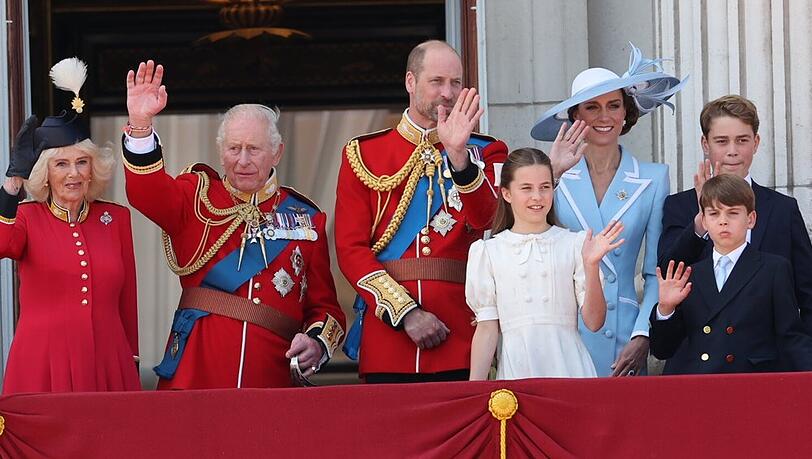 "Trooping the Colour" (v.l.): Königin Camilla, König Charles, Prinz William, Prinzessin Charlotte, Prinzessin Kate, Prinz Louis und dahinter Prinz George. "Trooping the Colour" (v.l.): Königin Camilla, König Charles, Prinz William, Prinzessin Charlotte, Prinzessin Kate, Prinz Louis und dahinter Prinz George.