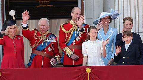 "Trooping the Colour" (v.l.): Königin Camilla, König Charles, Prinz William, Prinzessin Charlotte, Prinzessin Kate, Prinz Louis und dahinter Prinz George. "Trooping the Colour" (v.l.): Königin Camilla, König Charles, Prinz William, Prinzessin Charlotte, Prinzessin Kate, Prinz Louis und dahinter Prinz George.