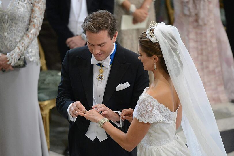 Die Braut im Spitzen-Kleid und der Bräutigam zu Tränen gerührt: Die schwedische Prinzessin Madeleine und der New Yorker Banker Chris O'Neill haben in Stockholm geheiratet. Die Bilder!