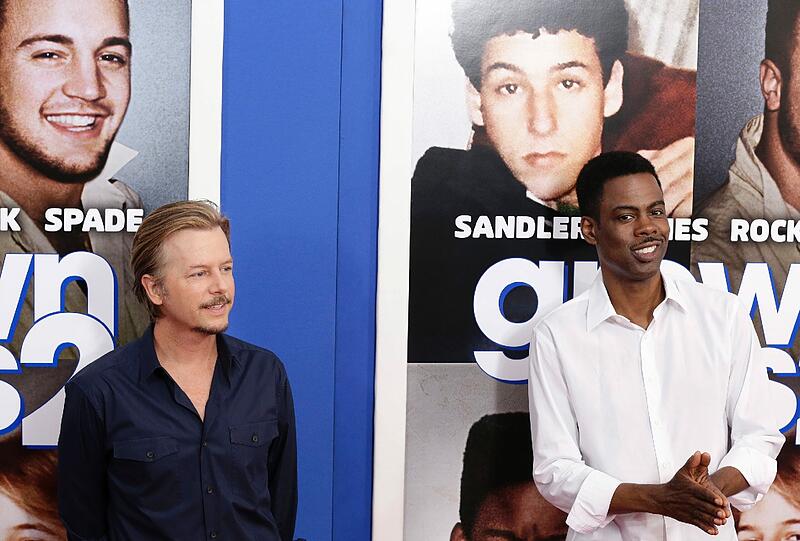 US-Schauspieler David Spade (49) (l.) ärgerte sich scheinbar ein bisschen &ndash; auch er hat am gleichen Tag Geburtstag wie der neugeborene Prinz: &bdquo;Er ist gerade sechs Minuten alt und schon ist er berühmter als ich? Das ist nicht cool.&ldquo;
