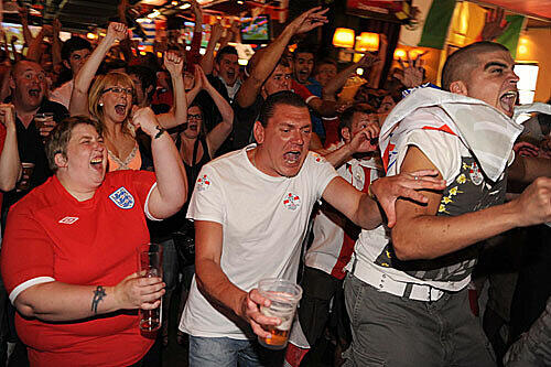 Am Dienstagabend trifft unsere Elf auf England, den Erzrivalen der deutschen Nationalmannschaft. Und diese Fans wollen wir nicht jubeln sehen!