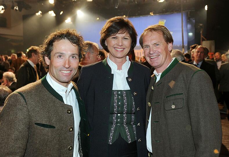 Die bayerische Wirtschaftsministerin Ilse Aigner (CSU), der frühere Skirennläufer Markus Wasmeier (r) und DSV-Vizepräsident Peter Schlickenrieder (l).