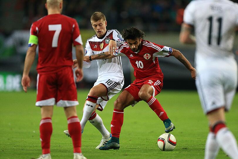 TONI KROOS:  NOTE 4.
Wesentlich aktiver und fleißiger, daher auch dominanter im Mittelfeld  
als in Dublin. Versuchte, durchdringend zu agieren, im Abschluss aber  
nicht scharf genug. Zu ungenau.
