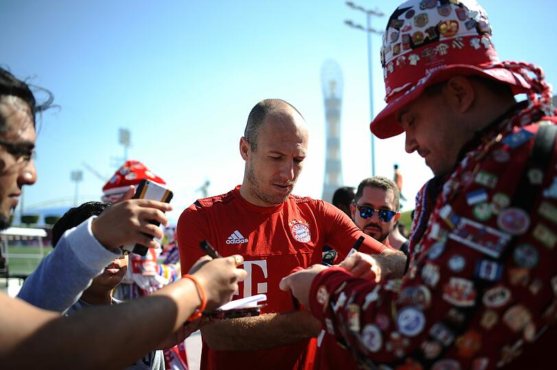 Arjen Robben gibt fleißig Autogramme.