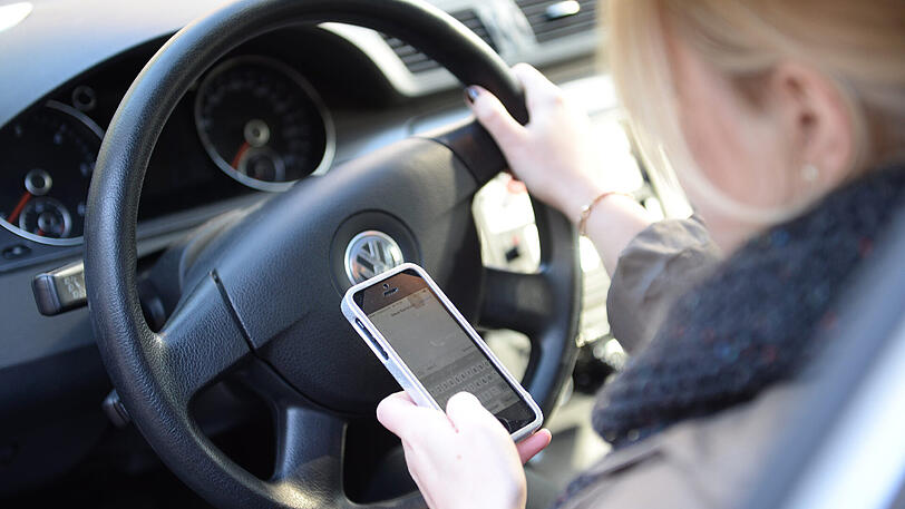 Fahren mit dem Handy ist sehr gefährlich.