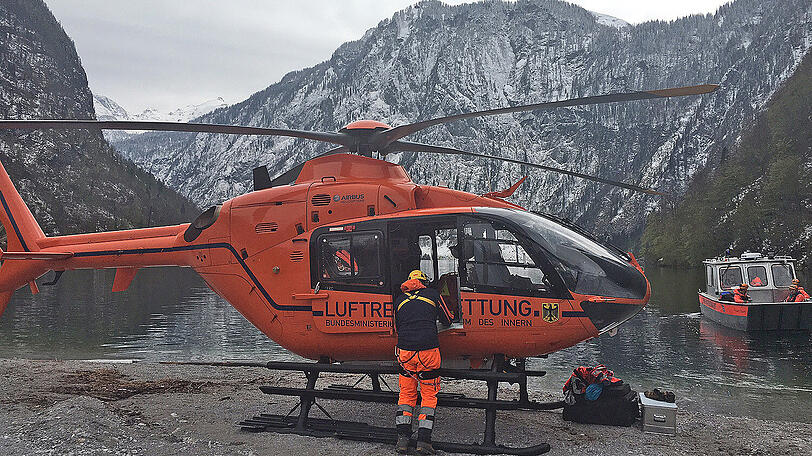 Bergwacht, Polizei und Wasserwacht suchten mit Hubschrauber und Boot nach der Frau. Allerdings konnten die Retter nur ihre Leiche bergen.