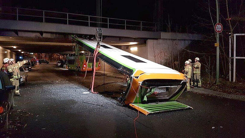 Die Brücke trennte das Dach des Flixbus auf Höhe der oberen Sitzreihe ab.