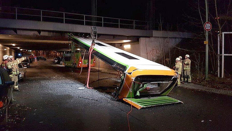 Die Brücke trennte das Dach des Flixbus auf Höhe der oberen Sitzreihe ab. Die Brücke trennte das Dach des Flixbus auf Höhe der oberen Sitzreihe ab.