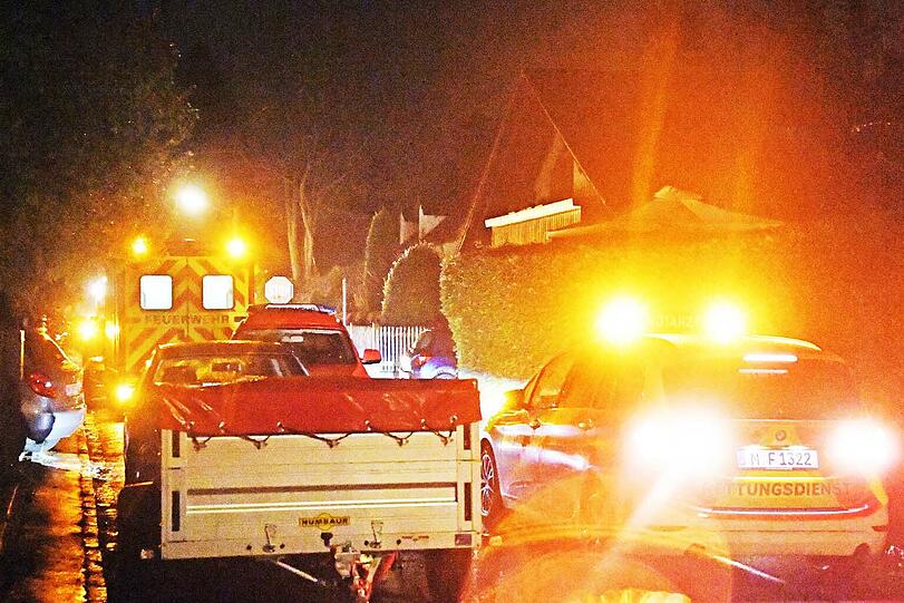 Bilder vom Mittwochabend: Einsatzkräfte von Polizei und Rettungsdienst vor dem Haus, in dem sich die Tat zugetragen hat.