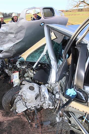 Am Karfreitag kam es zu einem Frontal-Crash auf der B12. 6 Menschen wurden verletzt, zwei von ihnen schwer.