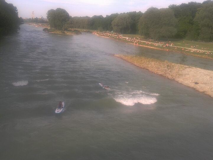 Surfspaß: Die sanfte Welle an der Wittelsbacher Brücke.