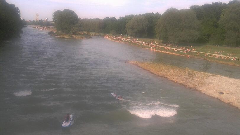Surfspaß: Die sanfte Welle an der Wittelsbacher Brücke. Surfspaß: Die sanfte Welle an der Wittelsbacher Brücke.