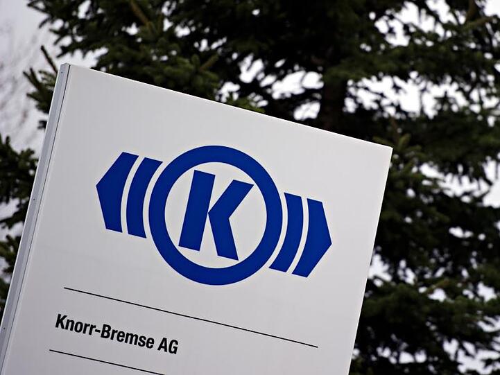 Das Logo der Knorr-Bremse AG ist auf einem Schild an der Zentrale des Unternehmens zu sehen. Foto: Nicolas Armer/dpa/Archivbild