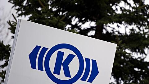 Das Logo der Knorr-Bremse AG ist auf einem Schild an der Zentrale des Unternehmens zu sehen. Foto: Nicolas Armer/dpa/Archivbild