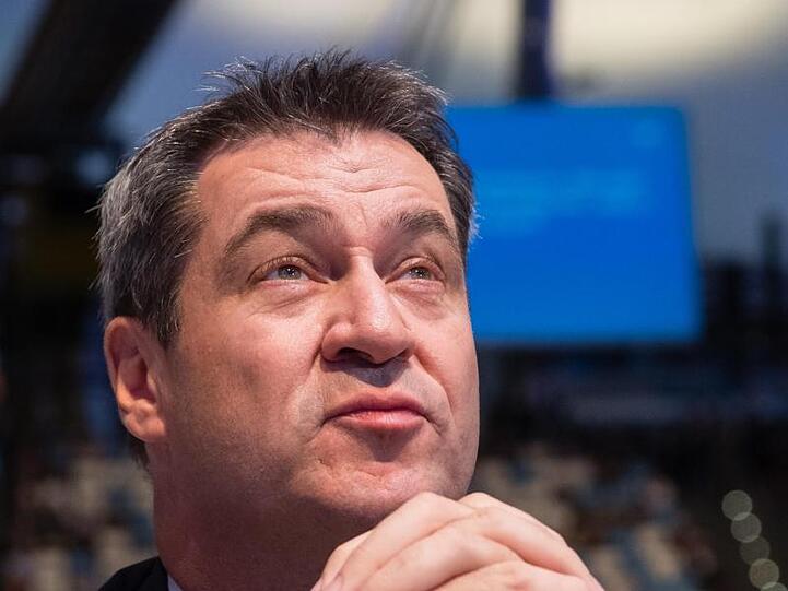 Markus Söder (CSU), CSU-Parteivorsitzender, blickt beim CSU-Parteitag auf die Bühne. Foto: Matthias Balk/dpa