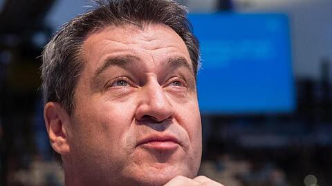 Markus Söder (CSU), CSU-Parteivorsitzender, blickt beim CSU-Parteitag auf die Bühne. Foto: Matthias Balk/dpa